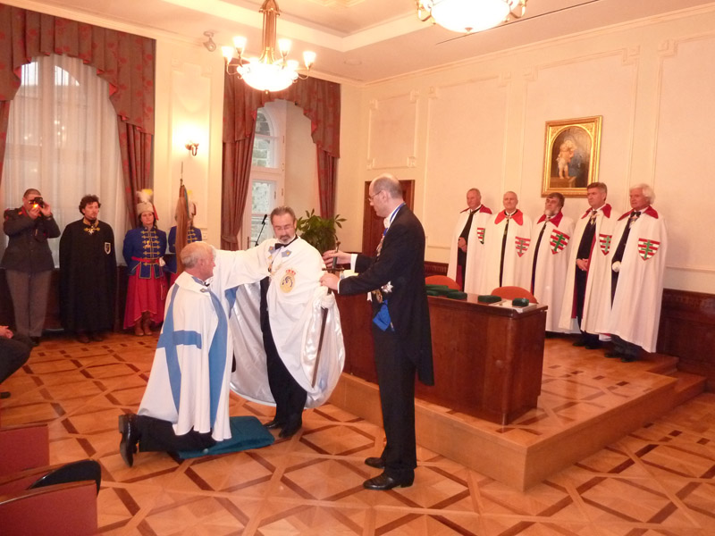 A portugál St. Teotónio rend nagypriorja felavatja a magyarországi priorátus vezetőjét